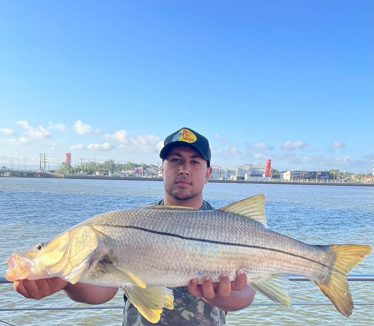 Cliente Robaleiros do Sul com robalo pescado