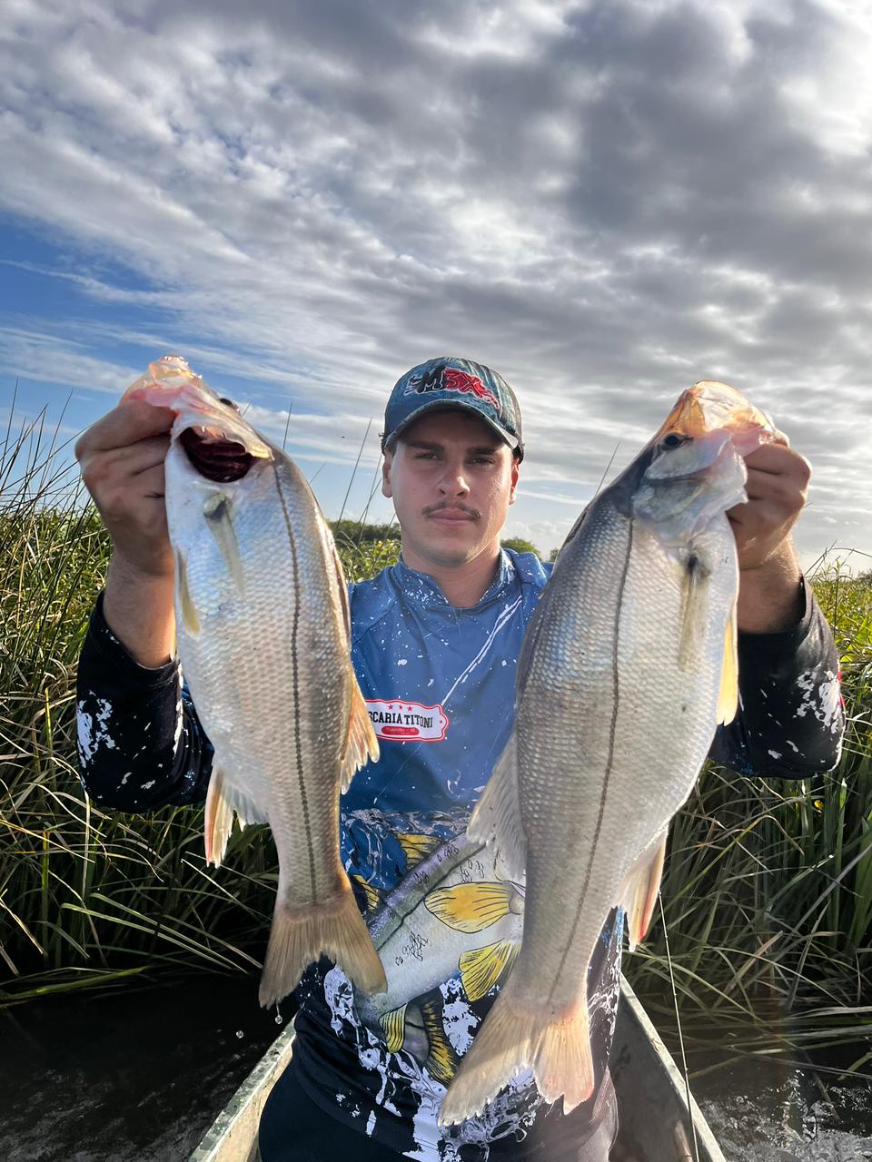 Cliente Robaleiros do Sul com dois robalos pescados