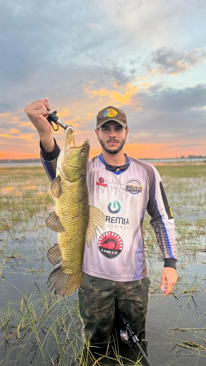 Cliente Robaleiros do Sul com traíra pescada